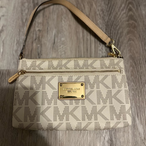 Michael Kors Handbags - Wristlet wallet/purse